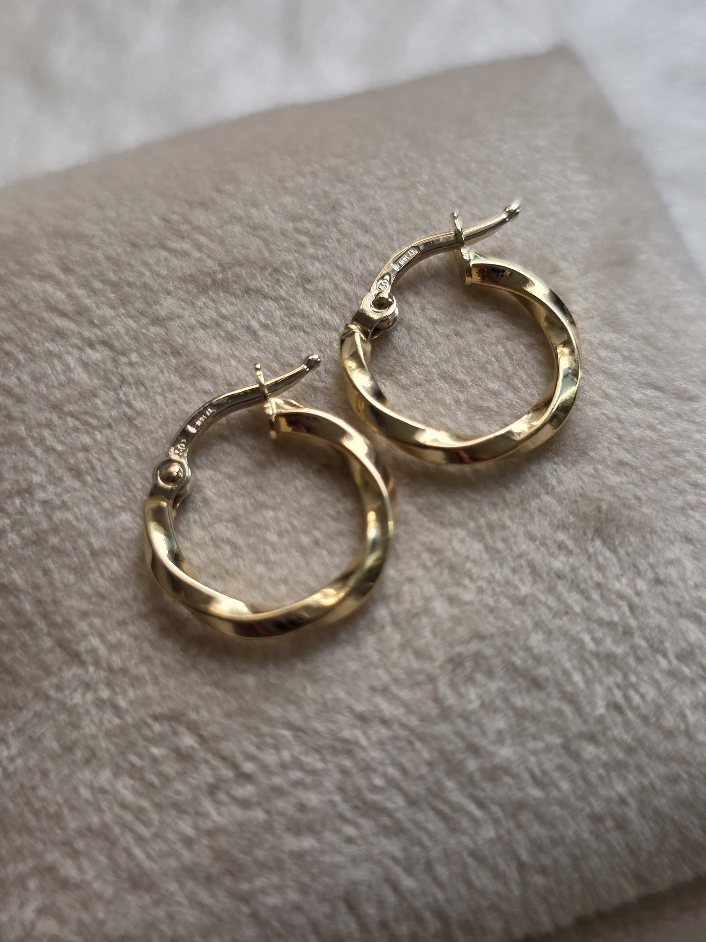 18K Italian Gold Twisted Hoop Earrings – Authenticity & Timeless Elegance